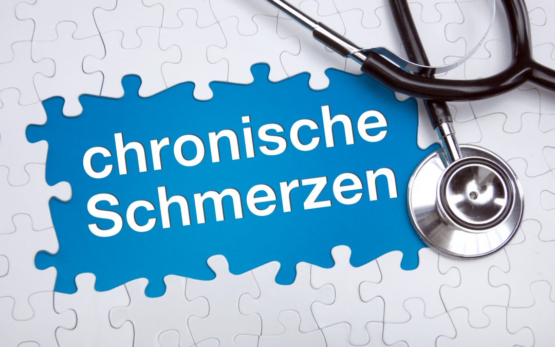 Stethoskop auf einem Puzzelhintergrund mit dem Wort "chronische Schmerzen" als Grafikelement